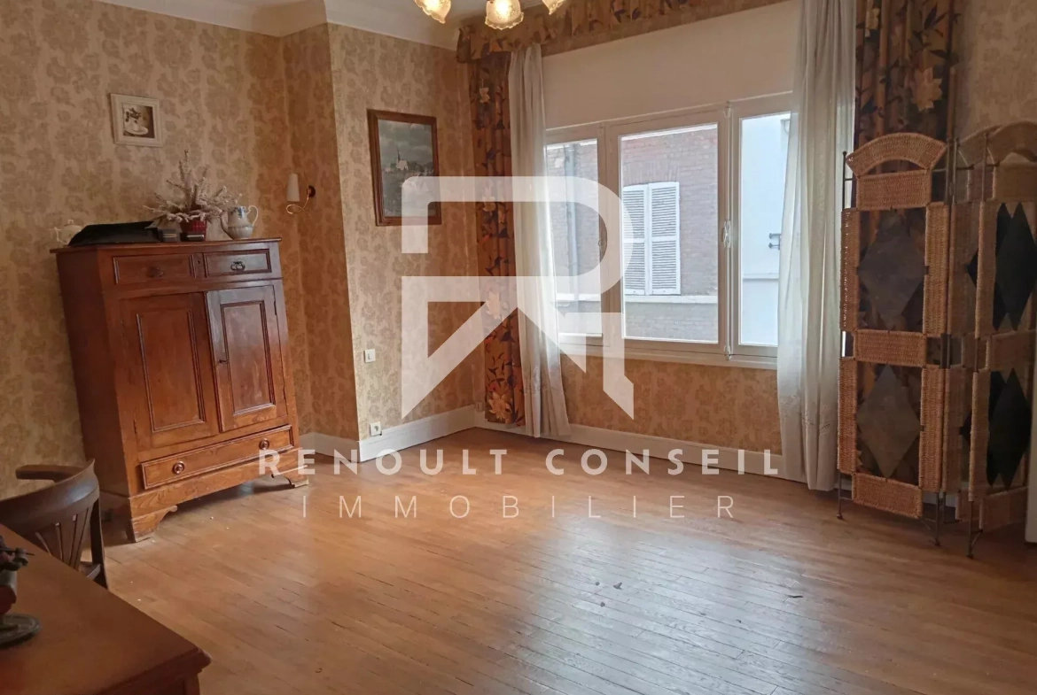 Appartement de 65 m² à Elbeuf à rafraîchir, proche du centre-ville 