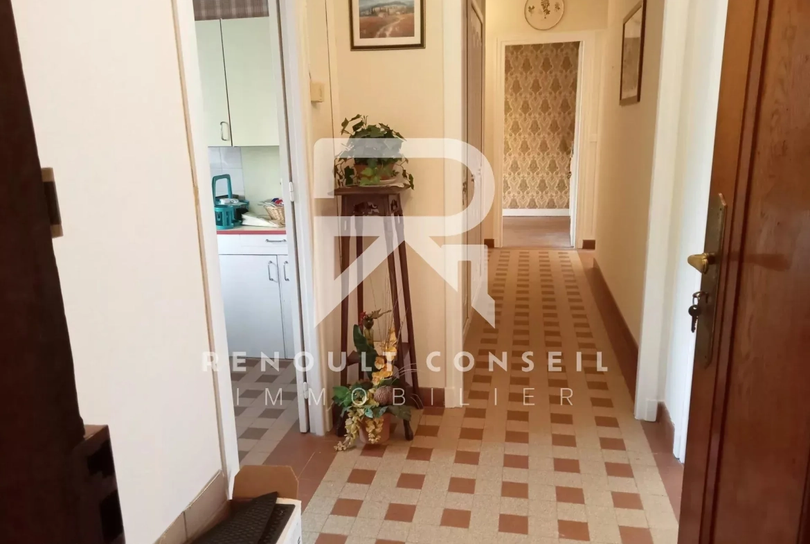 Appartement de 65 m² à Elbeuf à rafraîchir, proche du centre-ville 