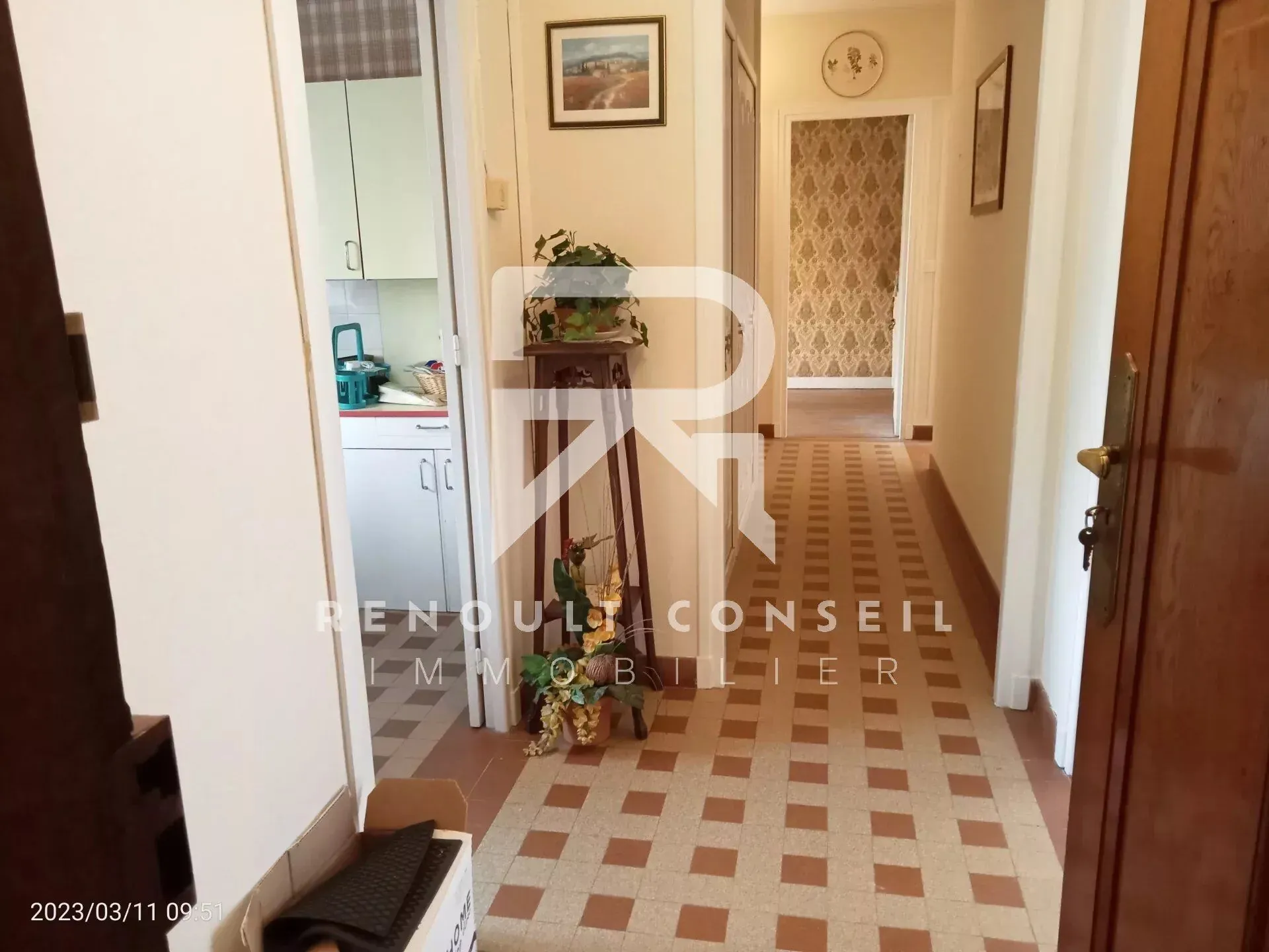 Appartement de 65 m² à Elbeuf à rafraîchir, proche du centre-ville 