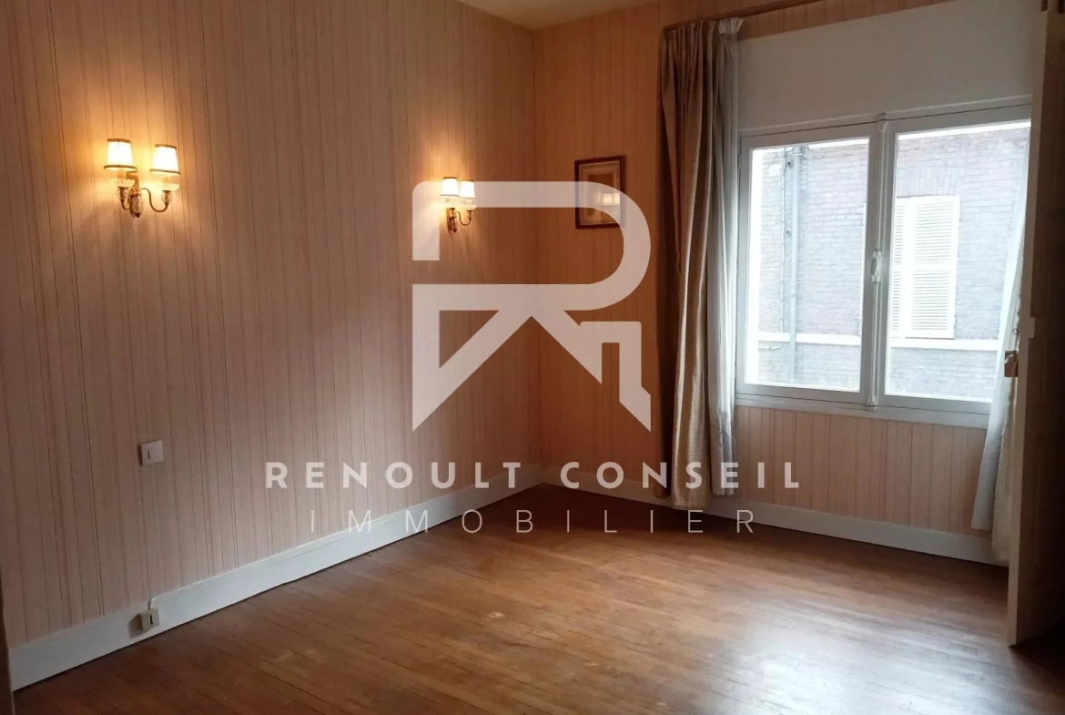Appartement de 65 m² à Elbeuf à rafraîchir, proche du centre-ville 