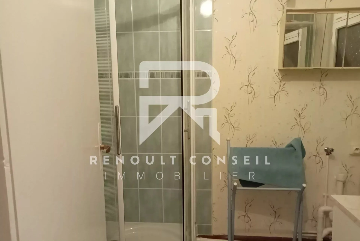 Appartement de 65 m² à Elbeuf à rafraîchir, proche du centre-ville 