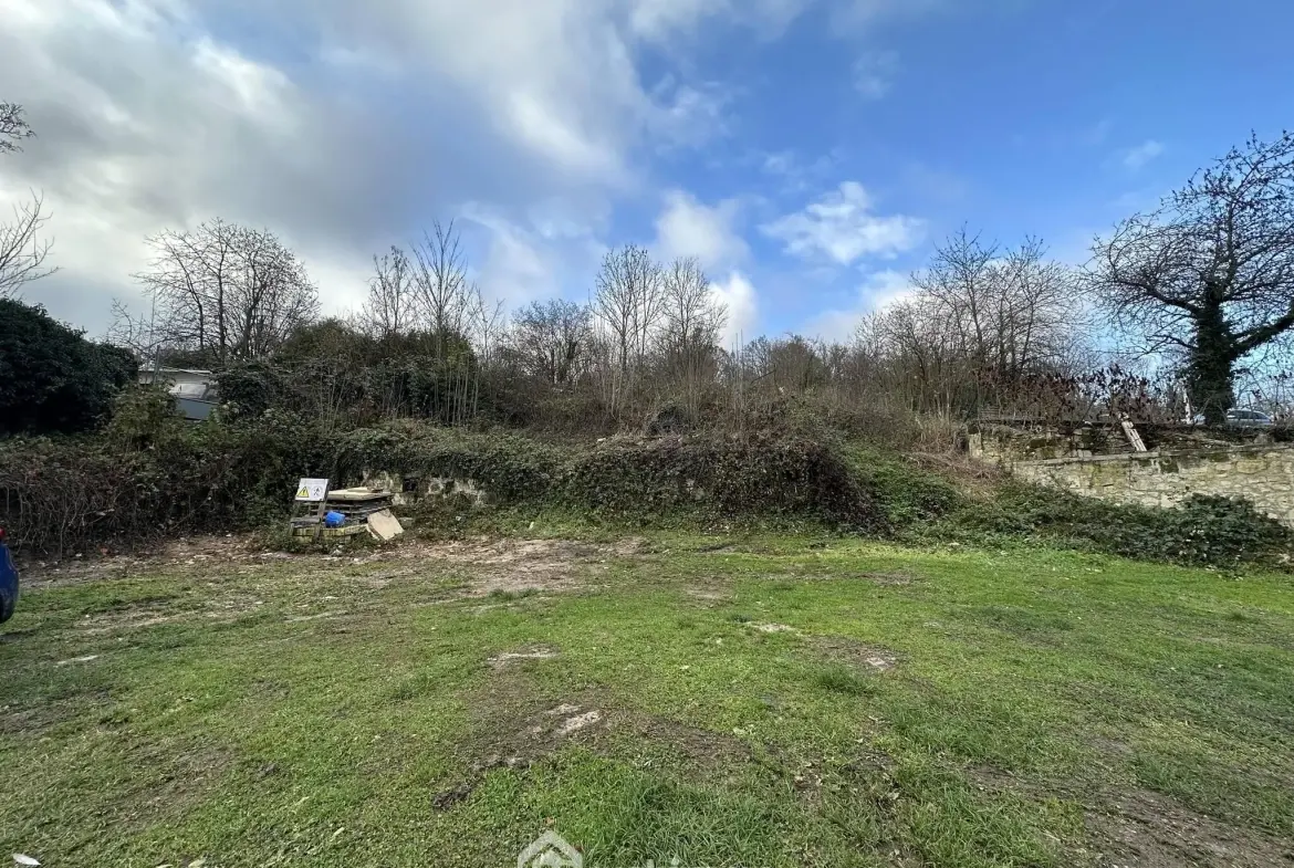 Terrain à bâtir de 700 m² à Chevregny avec façade de 19 mètres 