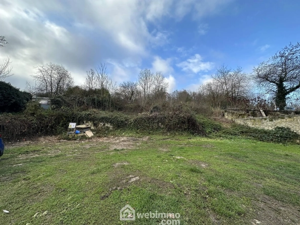 Terrain à bâtir de 700 m² à Chevregny avec façade de 19 mètres
