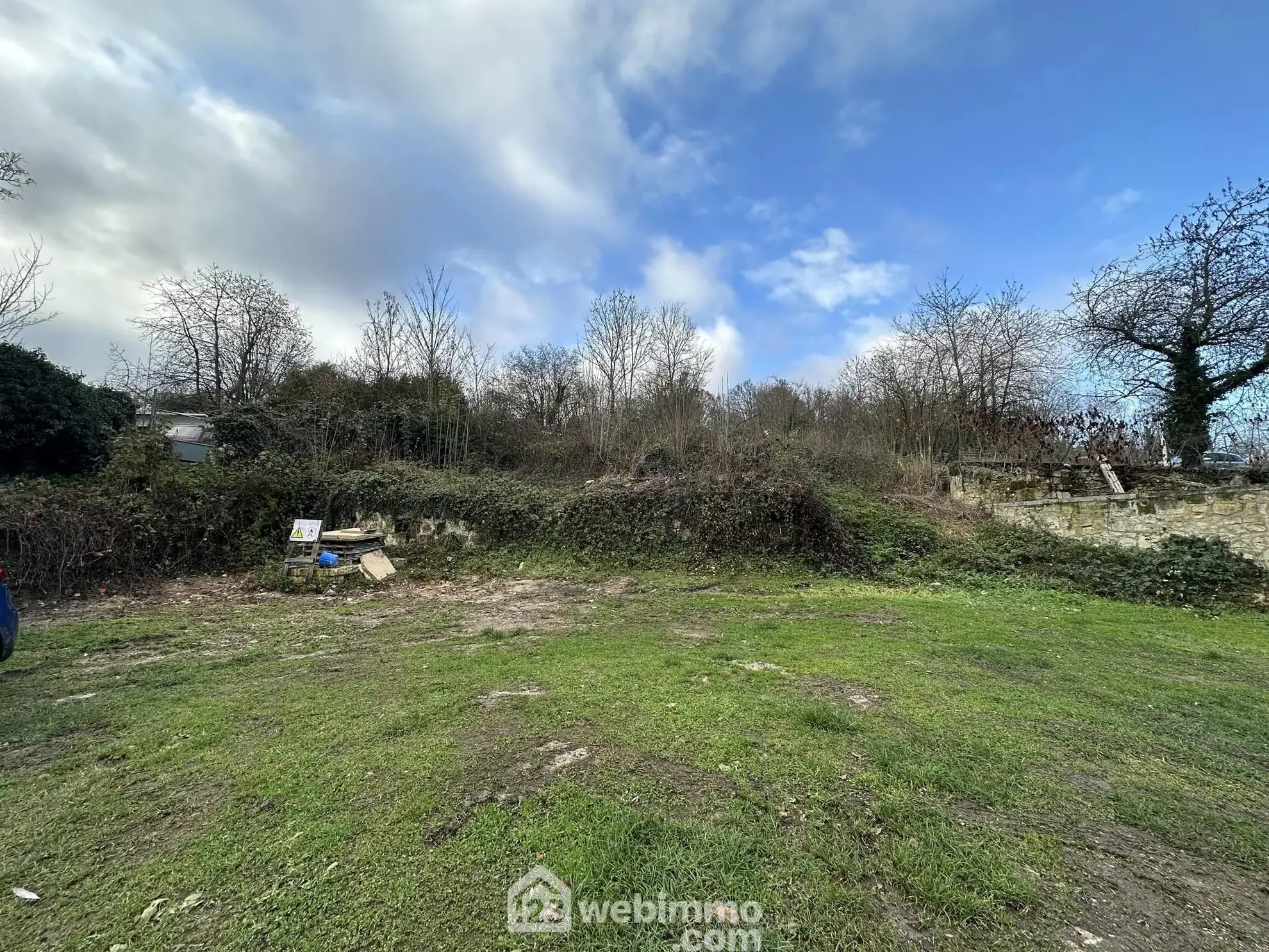 Terrain à bâtir de 700 m² à Chevregny avec façade de 19 mètres 
