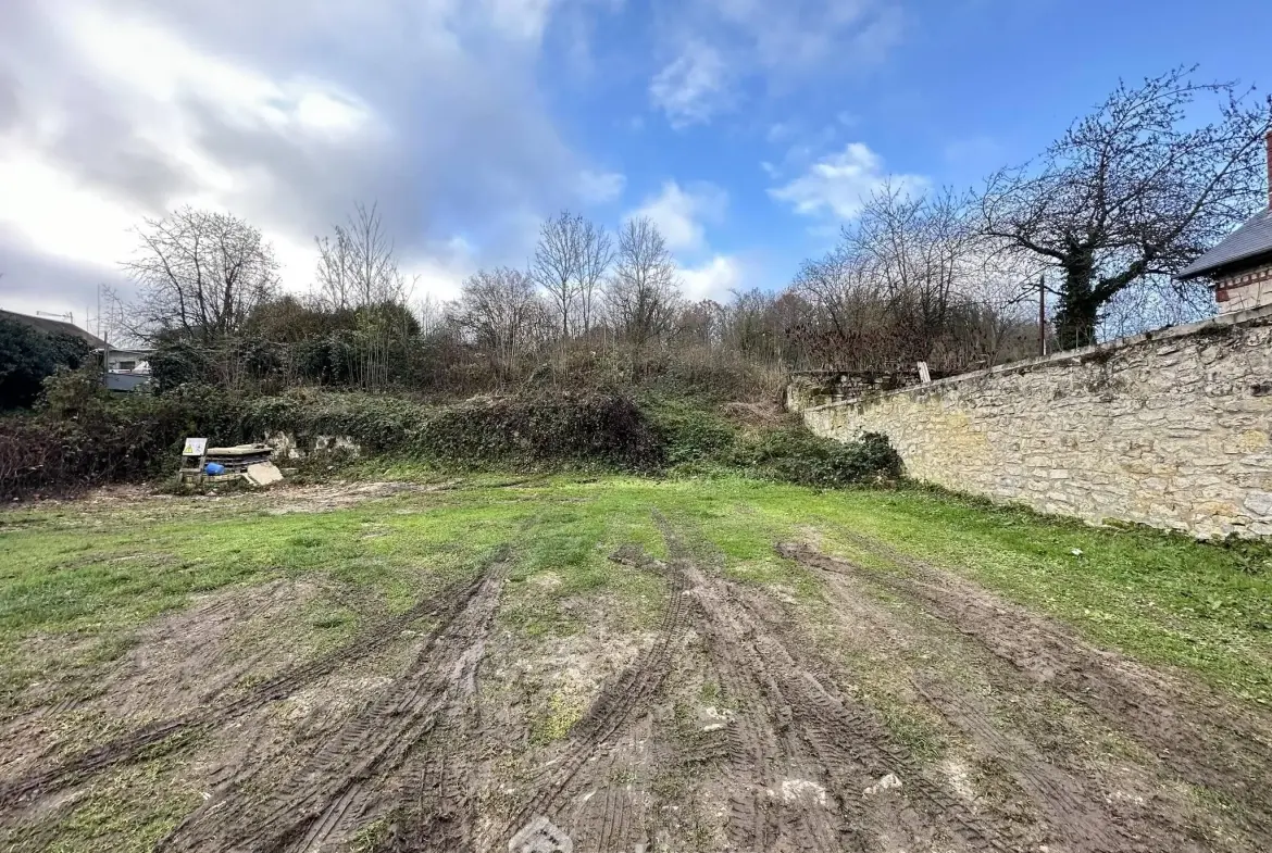 Terrain à bâtir de 700 m² à Chevregny avec façade de 19 mètres 