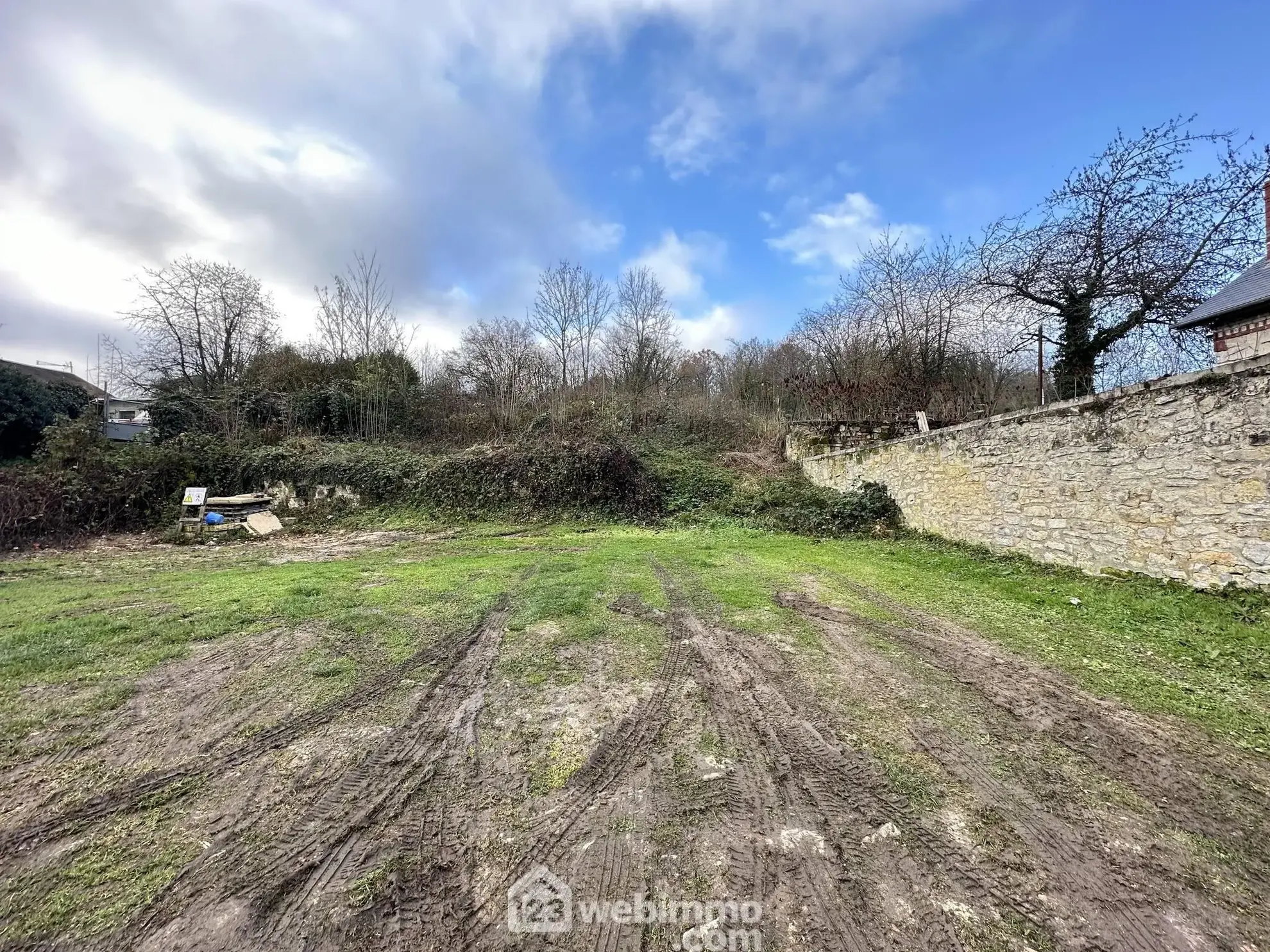 Terrain à bâtir de 700 m² à Chevregny avec façade de 19 mètres 