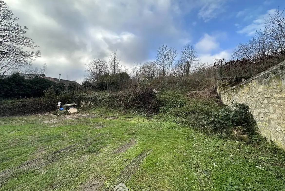 Terrain à bâtir de 700 m² à Chevregny avec façade de 19 mètres 