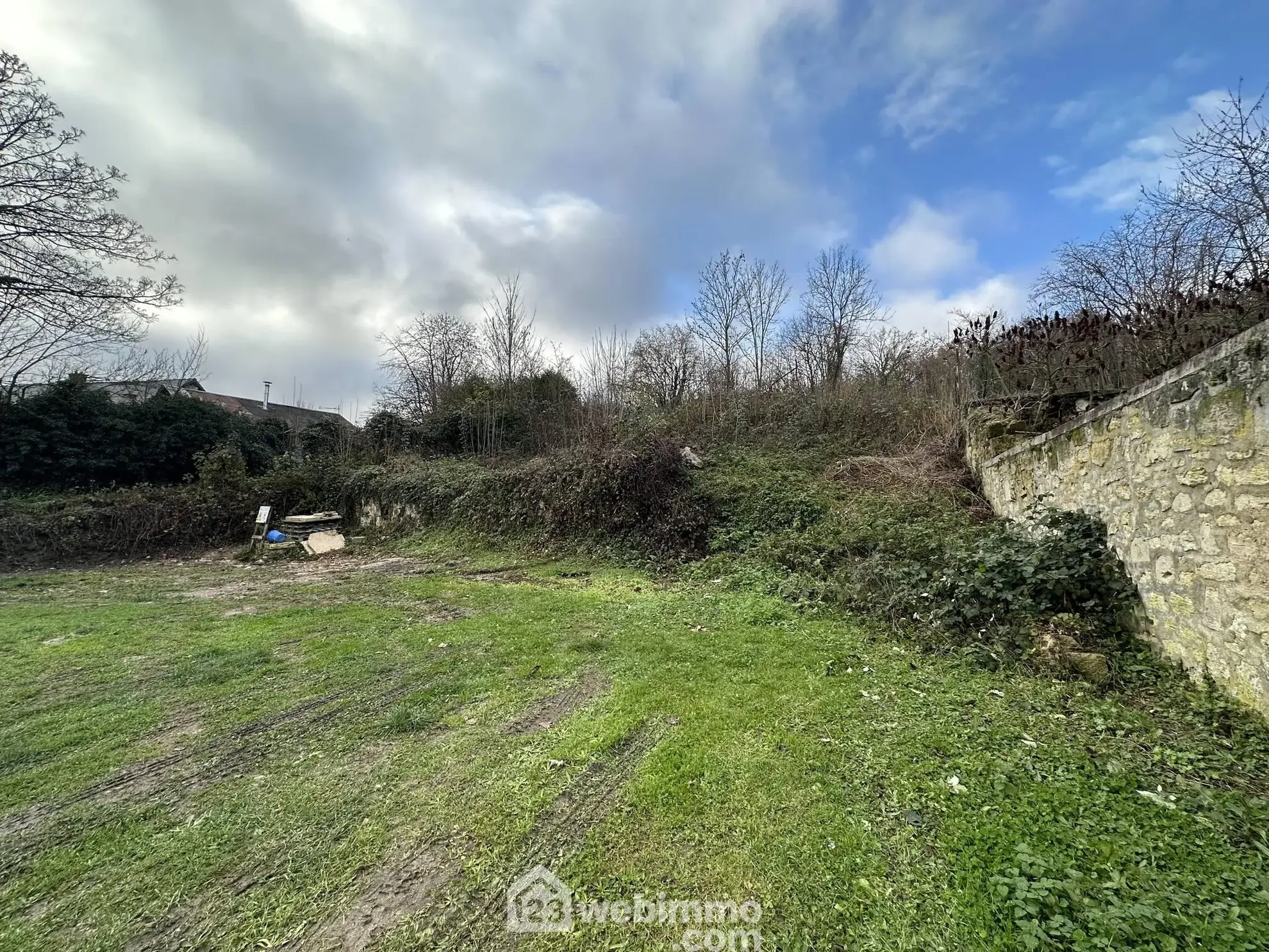 Terrain à bâtir de 700 m² à Chevregny avec façade de 19 mètres 