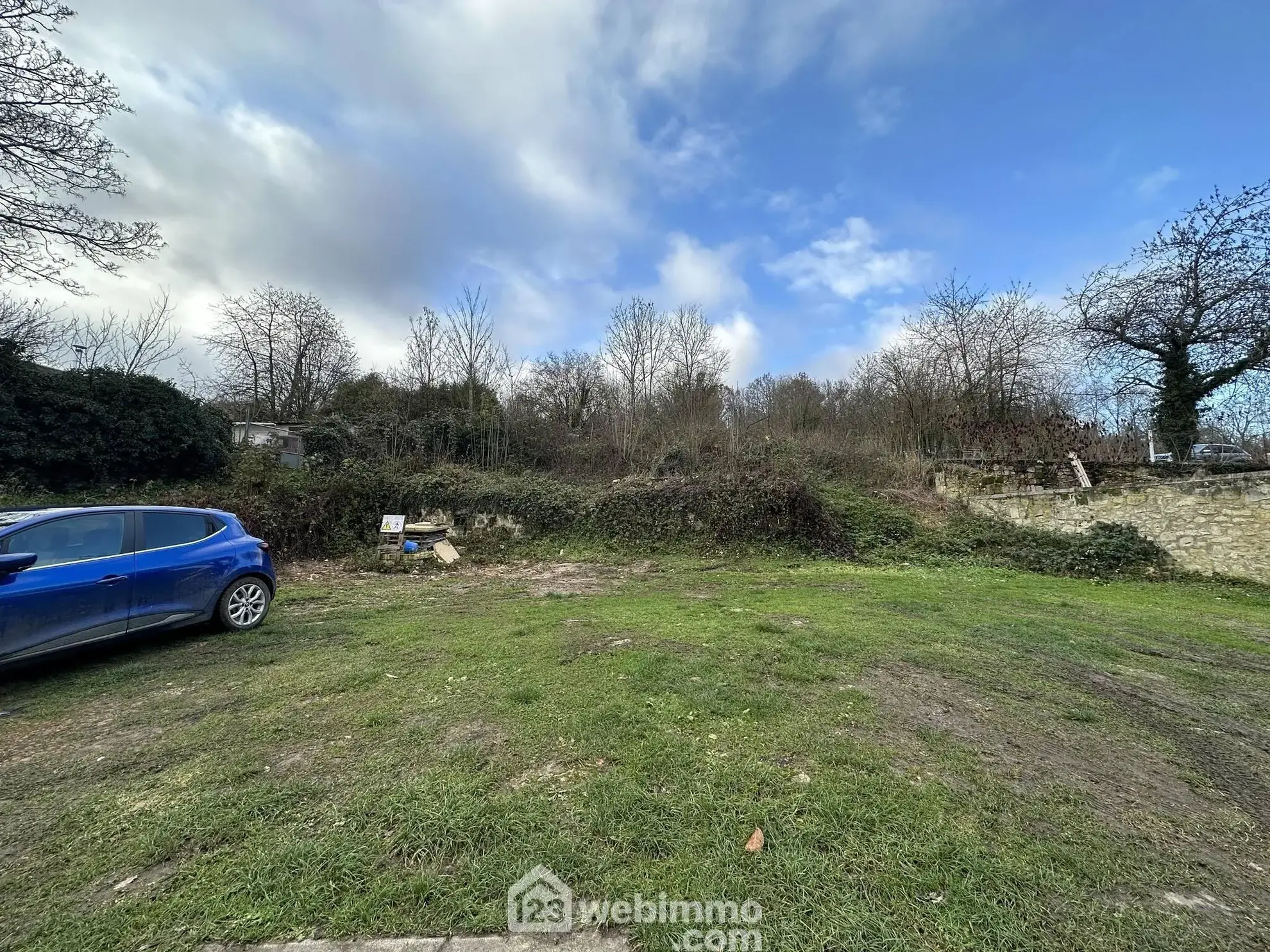 Terrain à bâtir de 700 m² à Chevregny avec façade de 19 mètres 