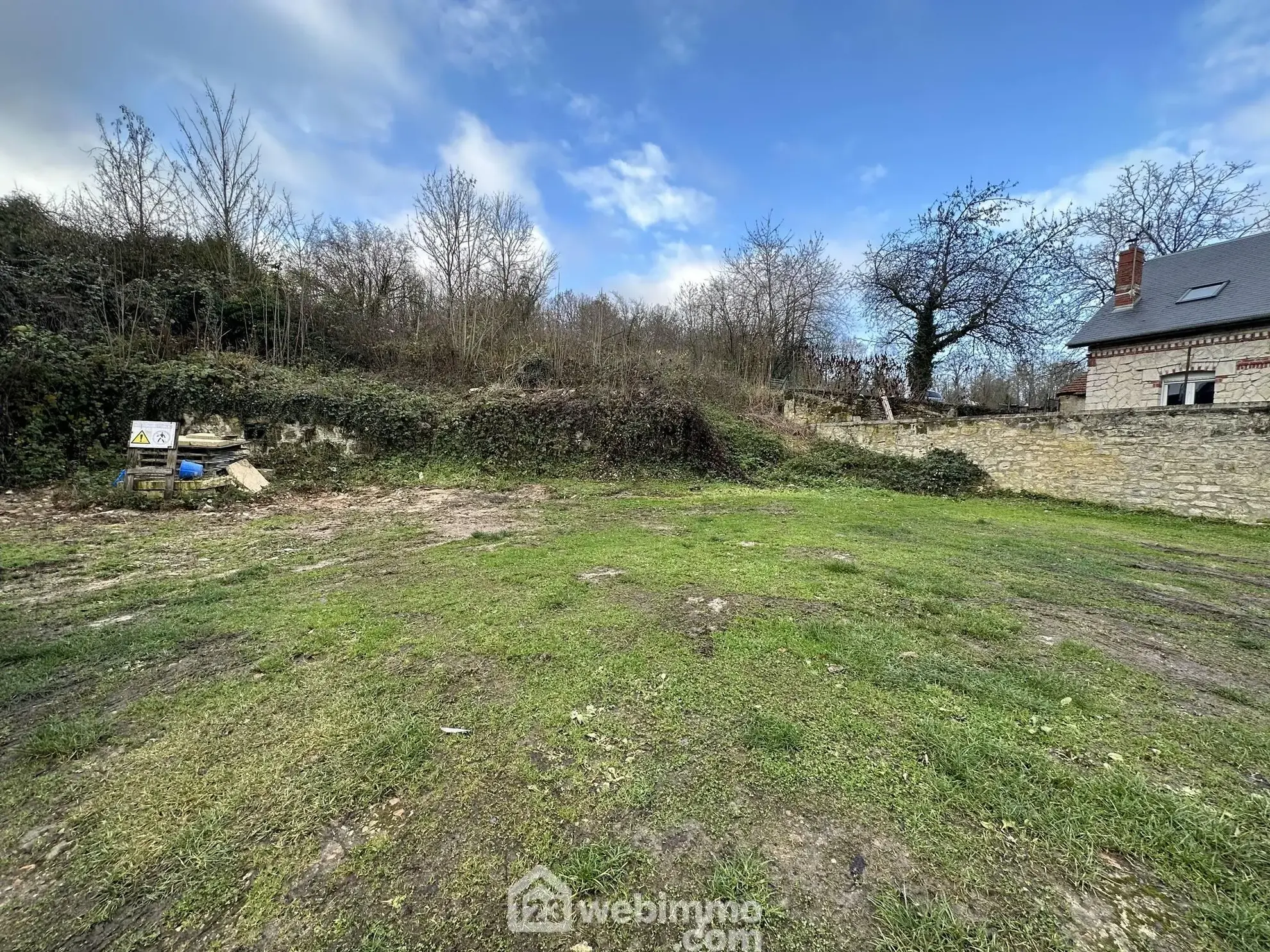 Terrain à bâtir de 700 m² à Chevregny avec façade de 19 mètres 