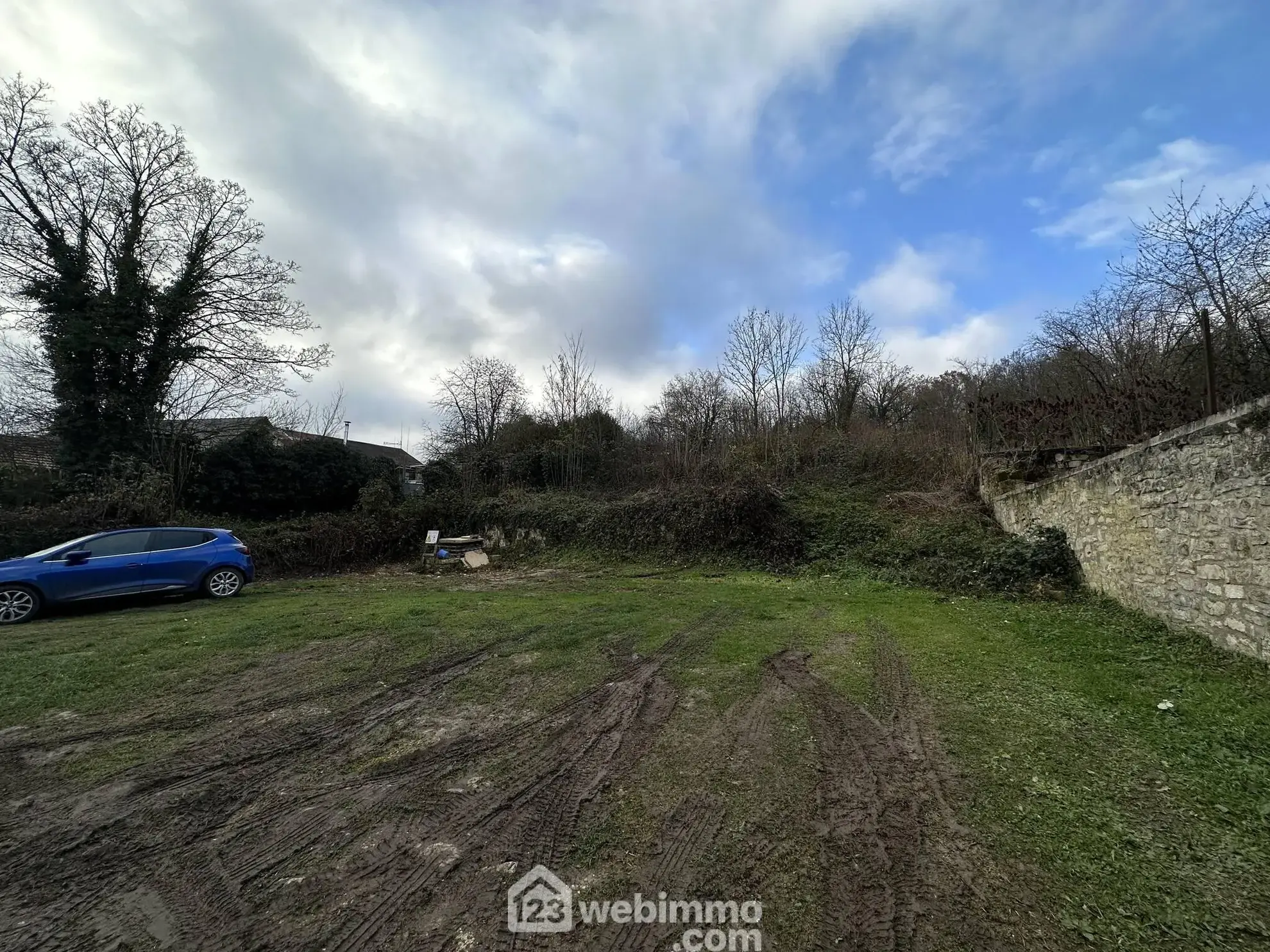 Terrain à bâtir de 700 m² à Chevregny avec façade de 19 mètres 