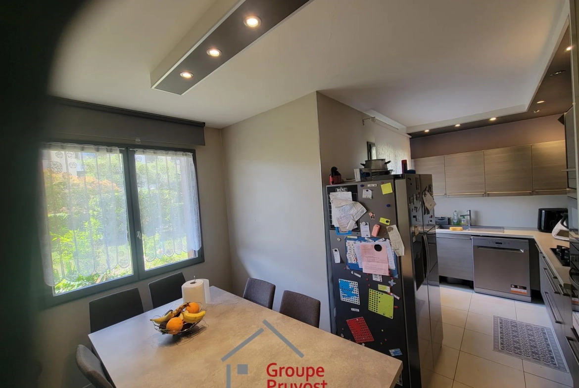 Bel appartement T4 en rez-de-jardin à Roanne avec 3 chambres et jardin commun 