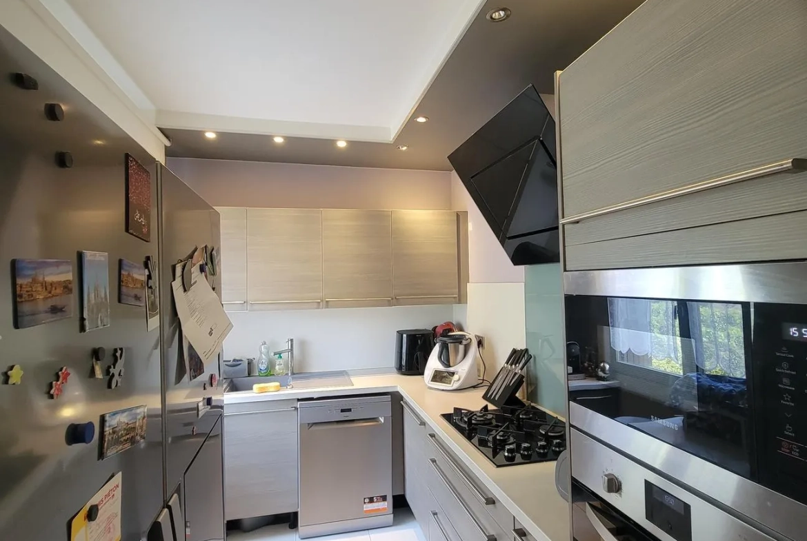 Bel appartement T4 en rez-de-jardin à Roanne avec 3 chambres et jardin commun 