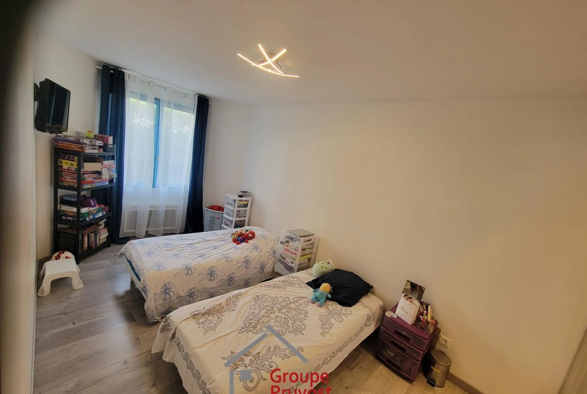 Bel appartement T4 en rez-de-jardin à Roanne avec 3 chambres et jardin commun 