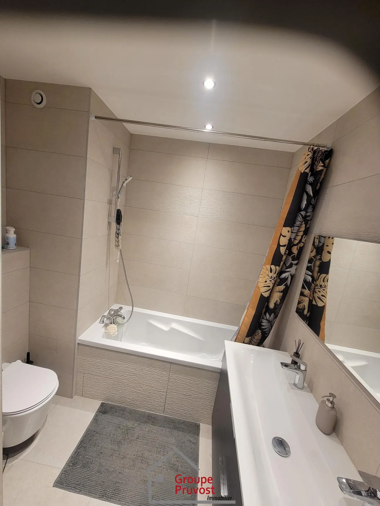 Bel appartement T4 en rez-de-jardin à Roanne avec 3 chambres et jardin commun 