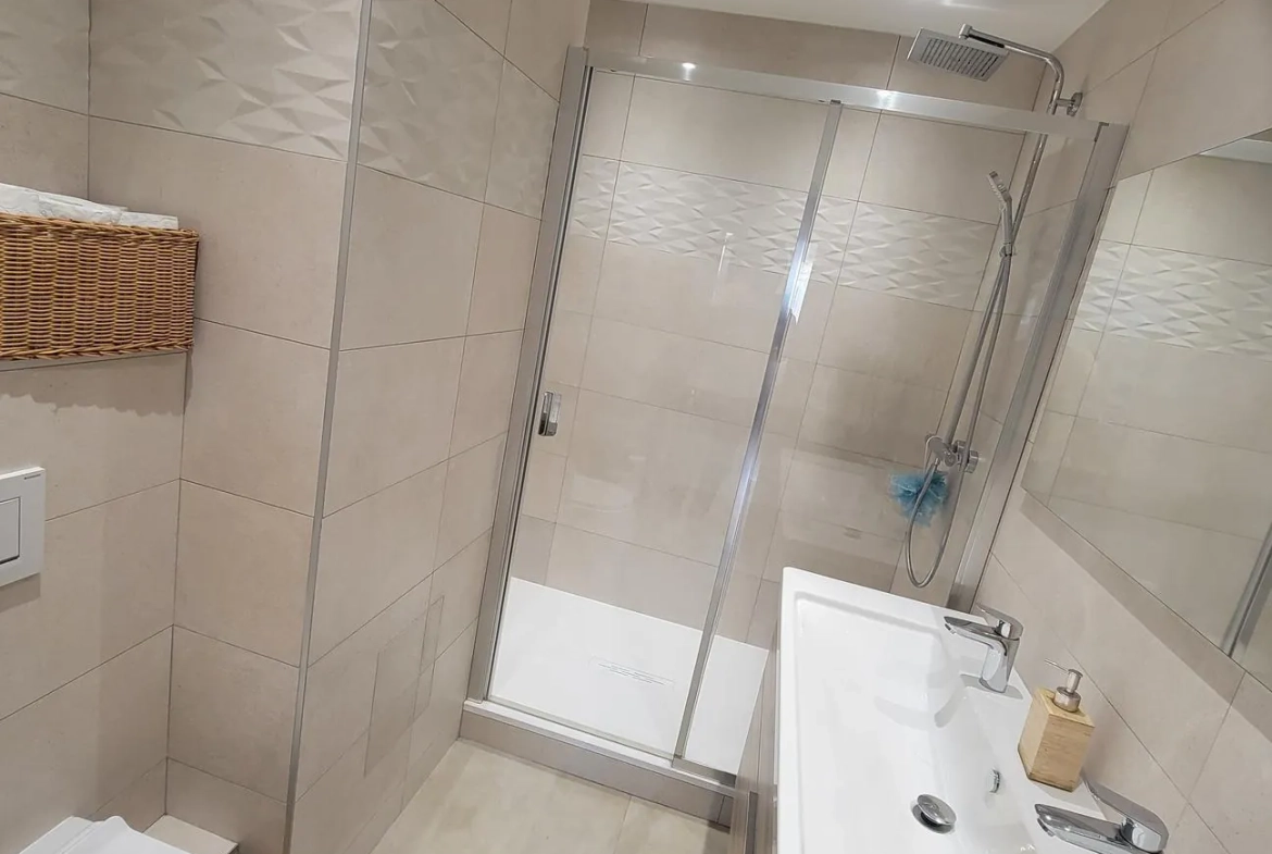 Bel appartement T4 en rez-de-jardin à Roanne avec 3 chambres et jardin commun 