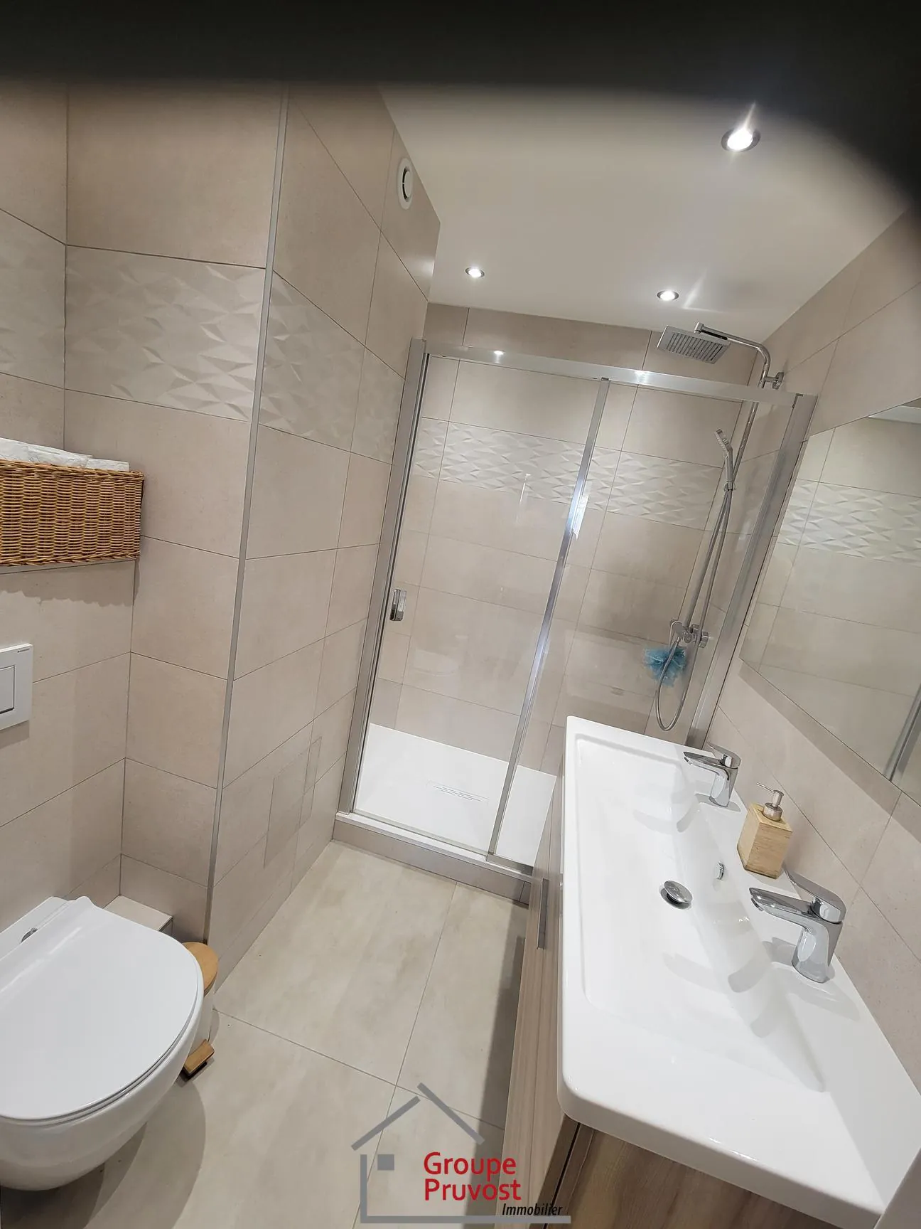 Bel appartement T4 en rez-de-jardin à Roanne avec 3 chambres et jardin commun 