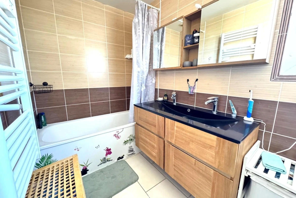Maison de 89 m² à Villabé avec jardin, combles aménagés et panneaux solaires 