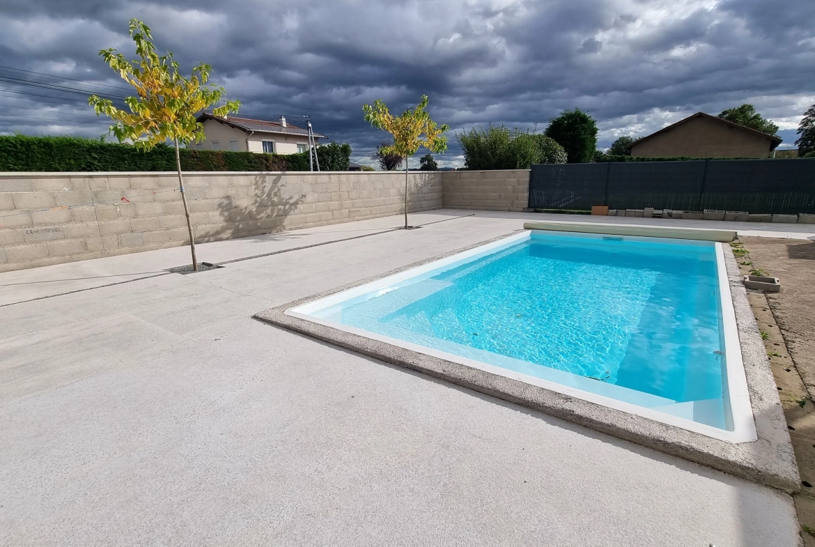 Villa moderne avec piscine chauffée à Ouches - 77 m² 