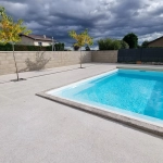 Villa moderne avec piscine chauffée à Ouches - 77 m²
