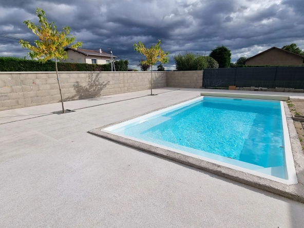 Villa moderne avec piscine chauffée à Ouches - 77 m²