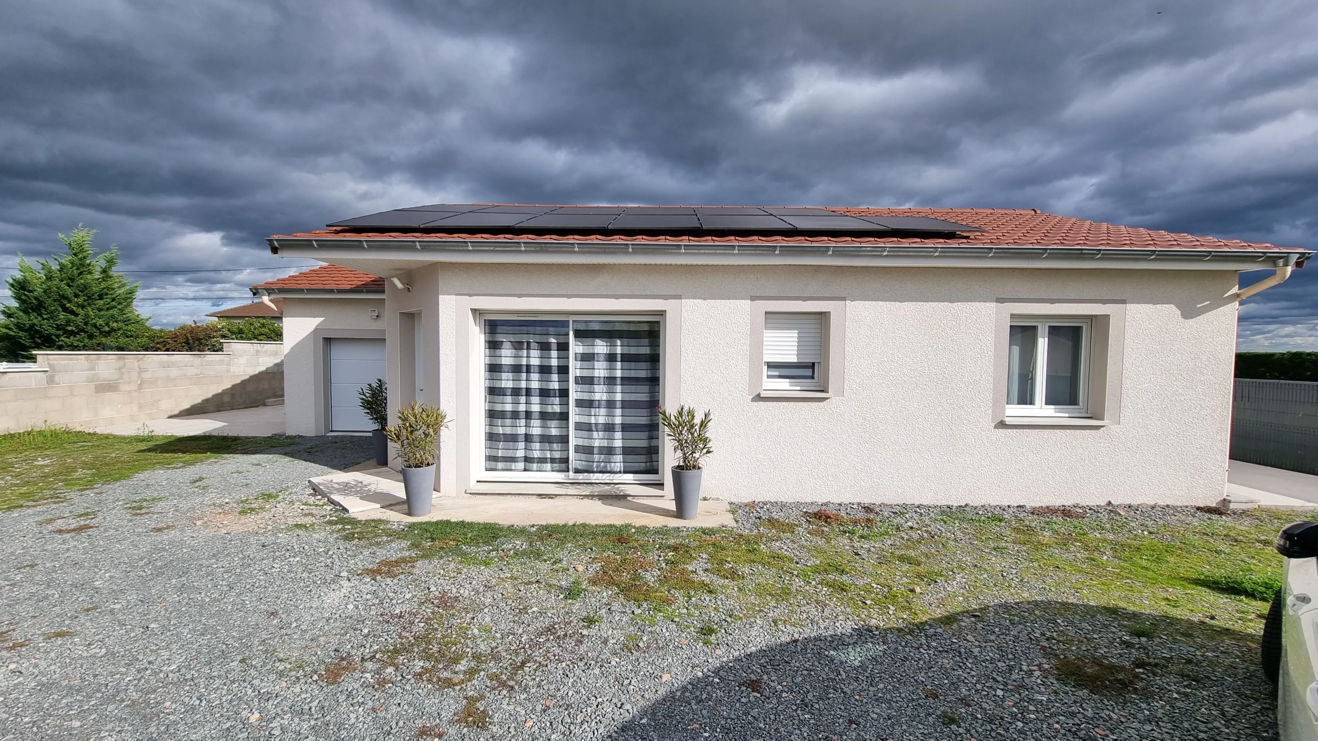 Villa moderne avec piscine chauffée à Ouches - 77 m² 