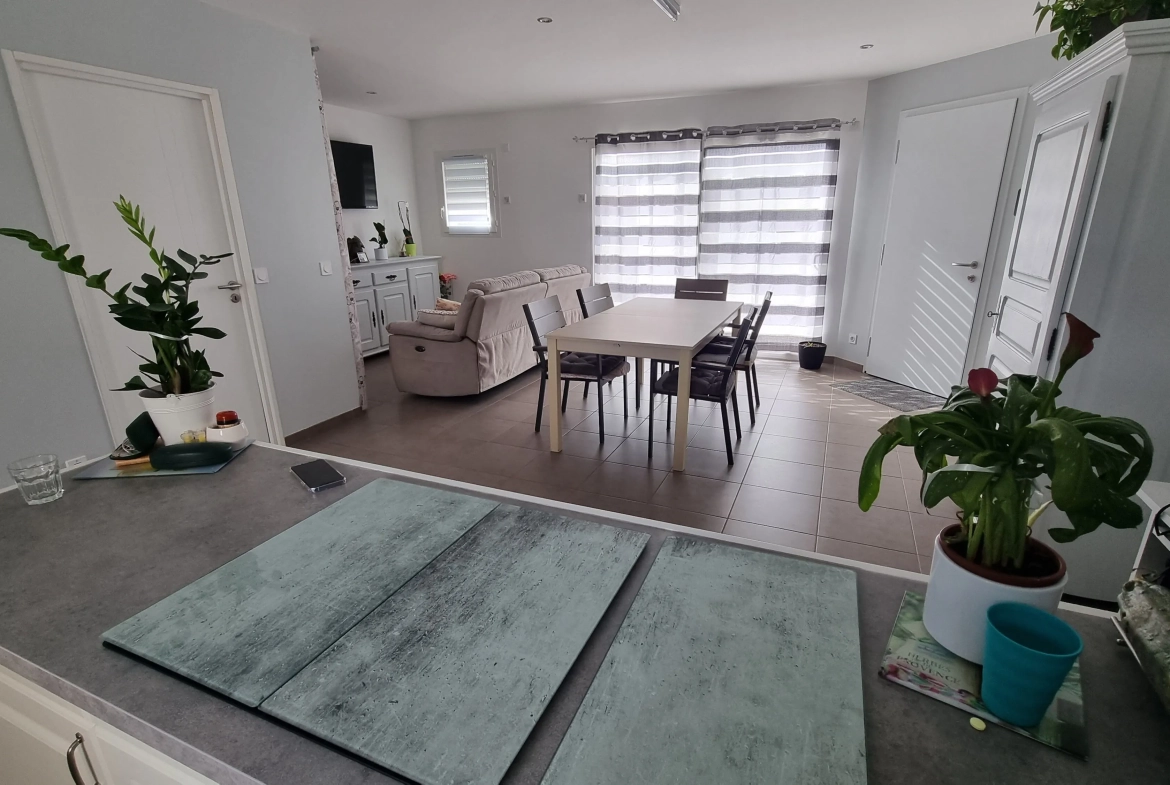 Villa moderne avec piscine chauffée à Ouches - 77 m² 