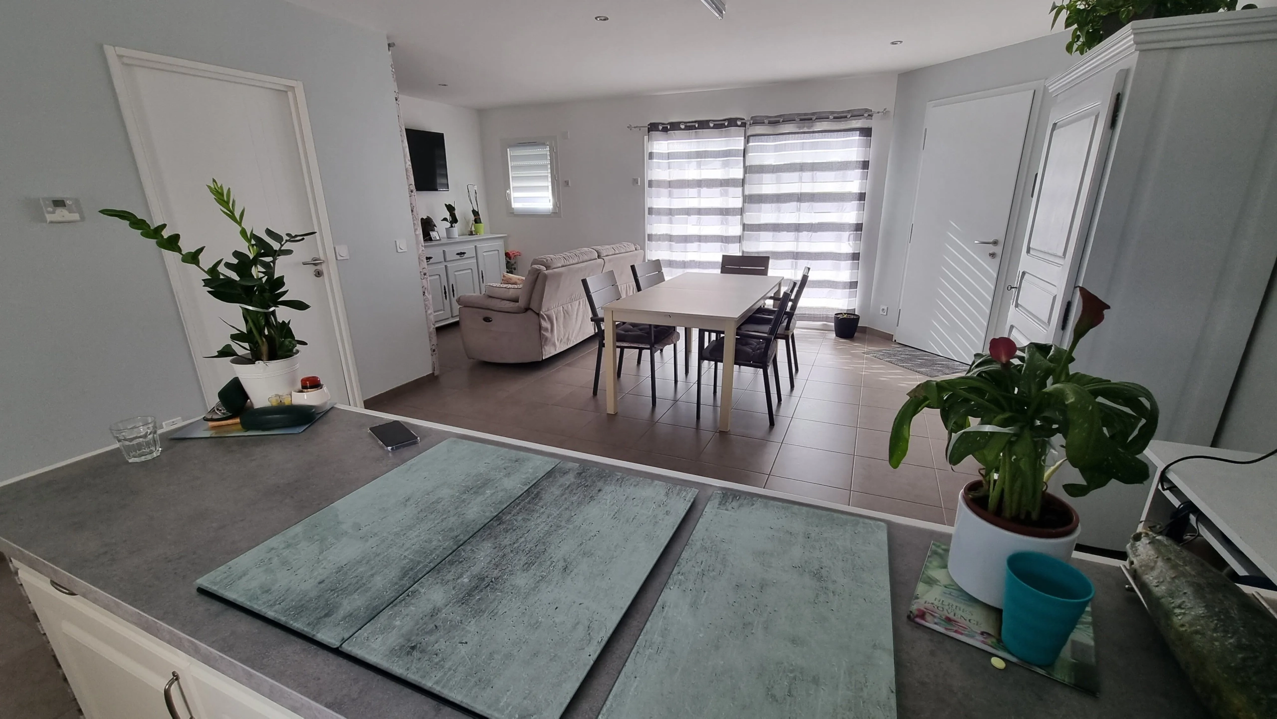 Villa moderne avec piscine chauffée à Ouches - 77 m² 