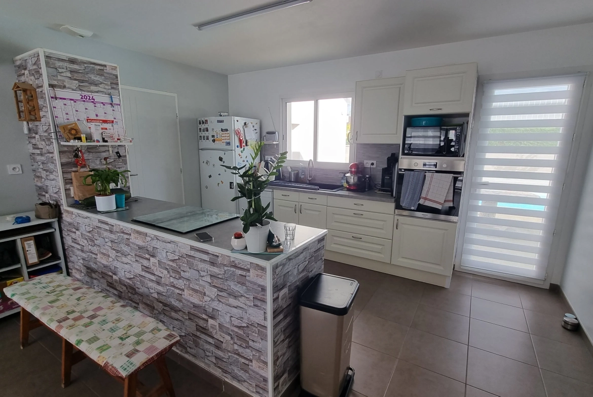Villa moderne avec piscine chauffée à Ouches - 77 m² 
