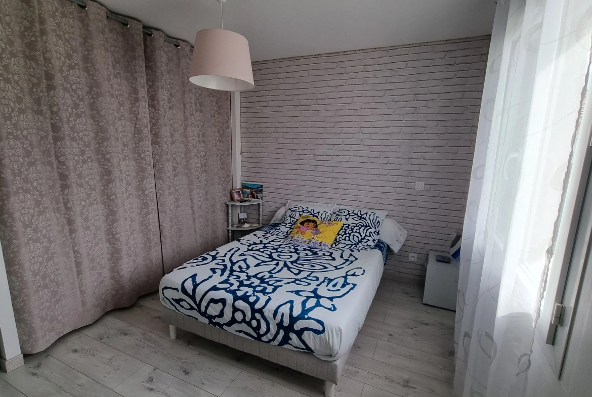 Villa moderne avec piscine chauffée à Ouches - 77 m² 
