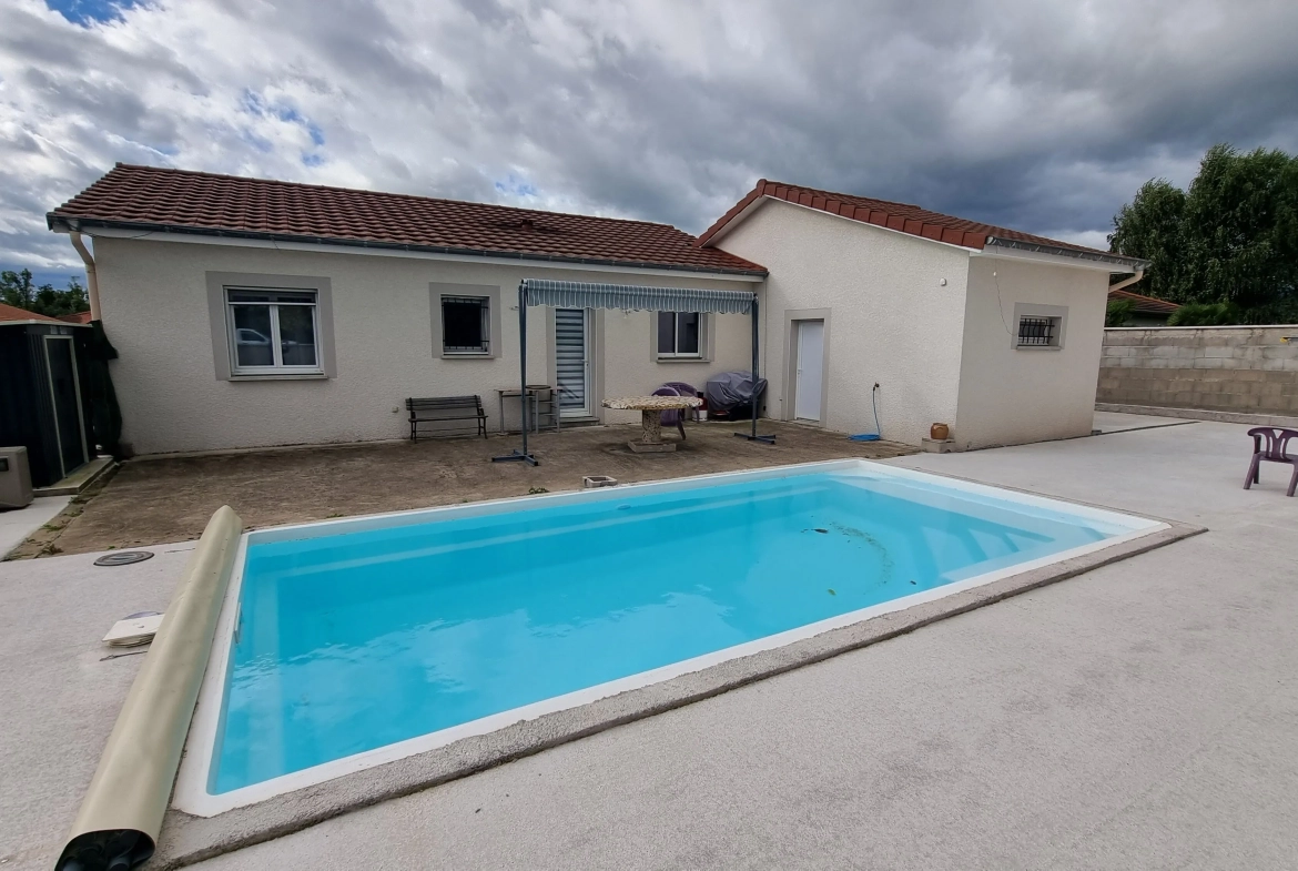 Villa moderne avec piscine chauffée à Ouches - 77 m² 