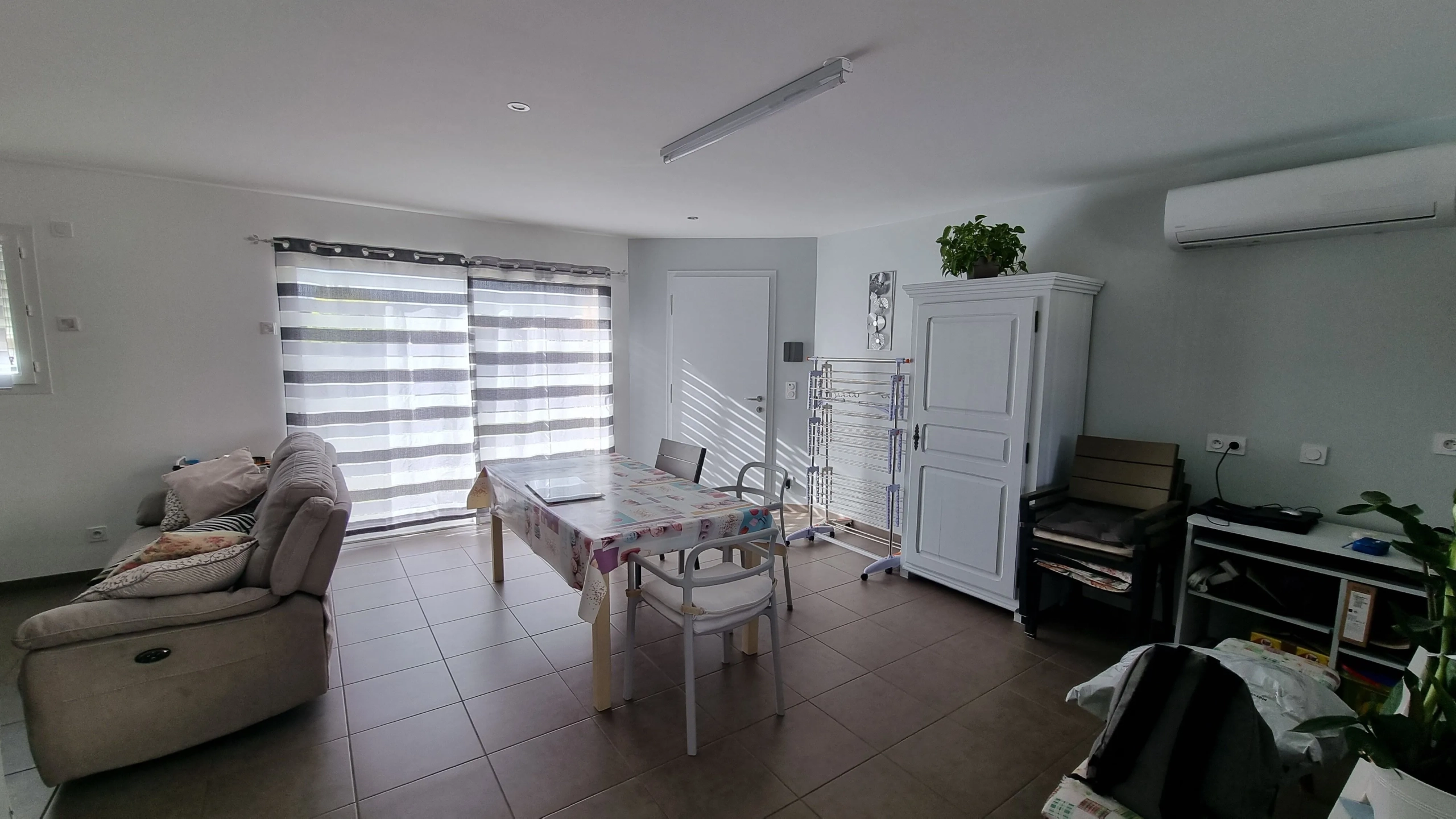 Villa moderne avec piscine chauffée à Ouches - 77 m² 