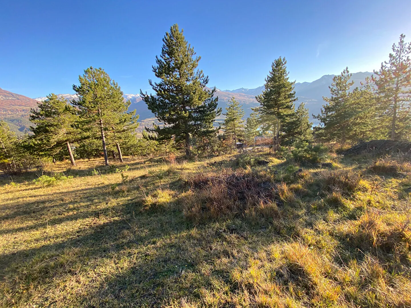 Terrain constructible de 2679 m² à Embrun, calme et proche de la nature 