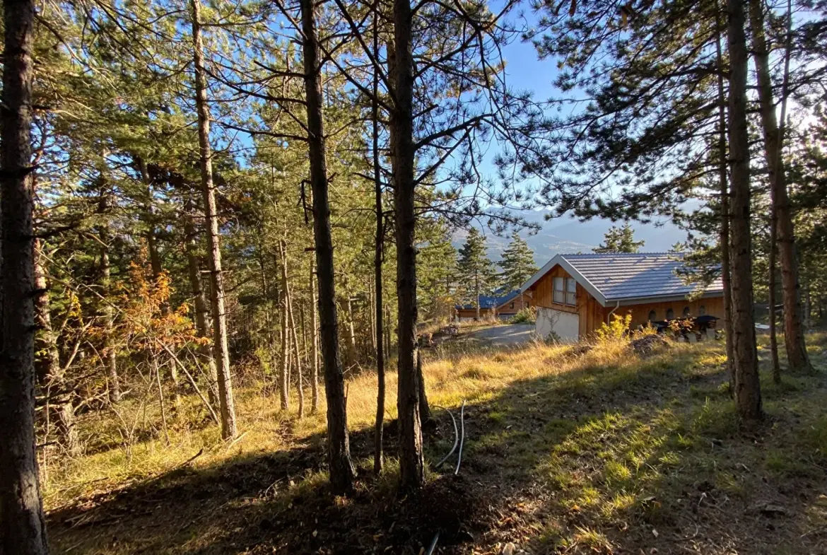 Terrain constructible de 2679 m² à Embrun, calme et proche de la nature 