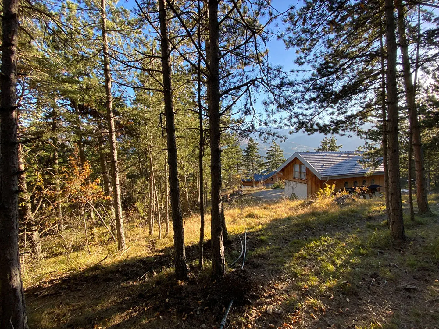 Terrain constructible de 2679 m² à Embrun, calme et proche de la nature 