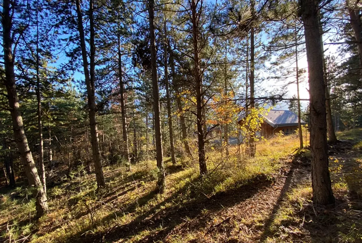 Terrain constructible de 2679 m² à Embrun, calme et proche de la nature 