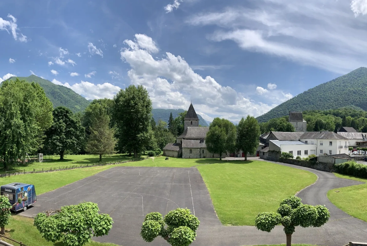 Maison de ville authentique à Izeste avec jardin et vue sur espace vert 
