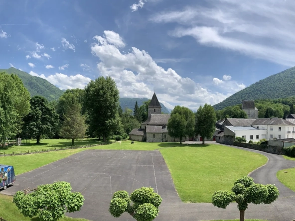Maison de ville authentique à Izeste avec jardin et vue sur espace vert