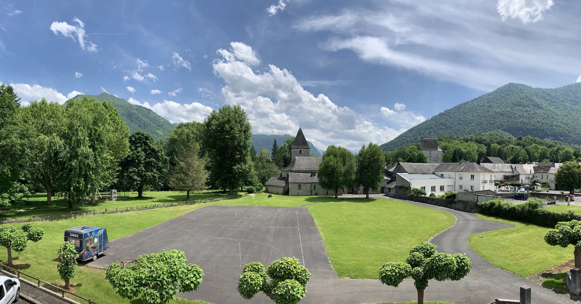 Maison de ville authentique à Izeste avec jardin et vue sur espace vert 