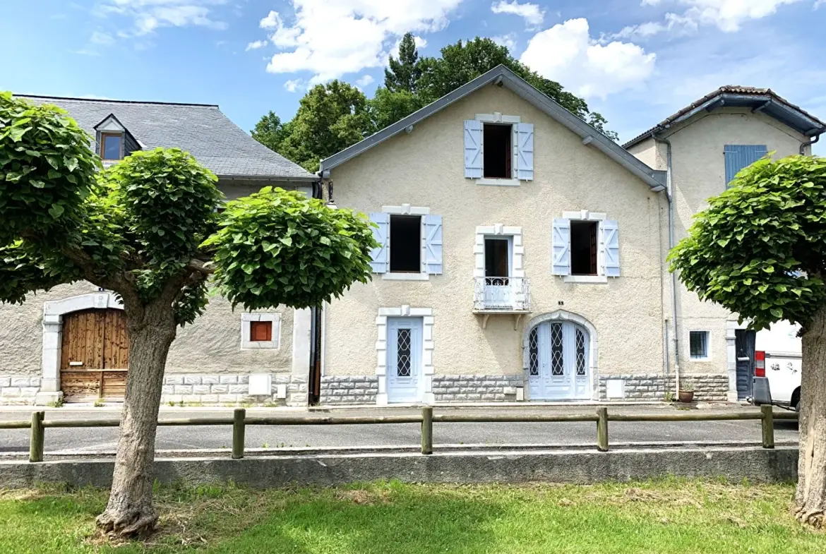 Maison de ville authentique à Izeste avec jardin et vue sur espace vert 