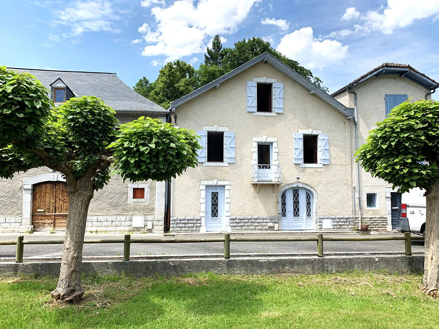 Maison de ville authentique à Izeste avec jardin et vue sur espace vert 