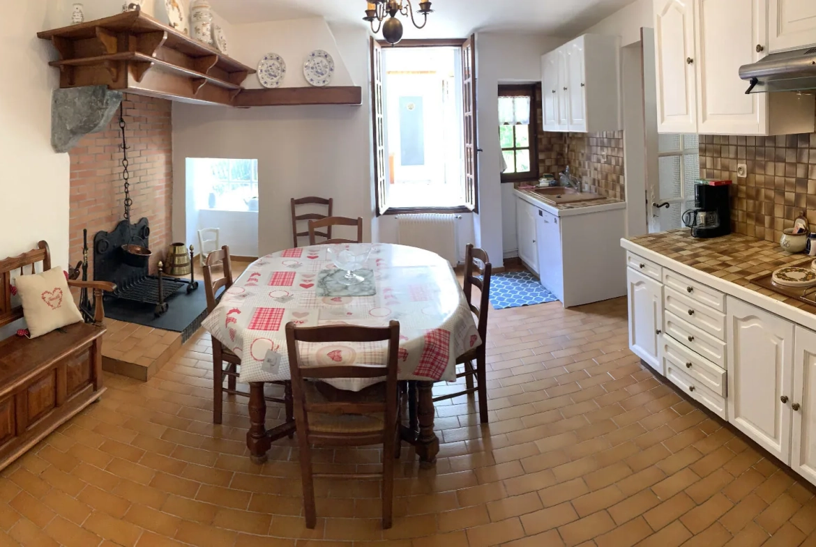 Maison de ville authentique à Izeste avec jardin et vue sur espace vert 