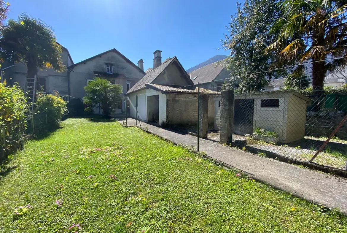 Maison de ville authentique à Izeste avec jardin et vue sur espace vert 
