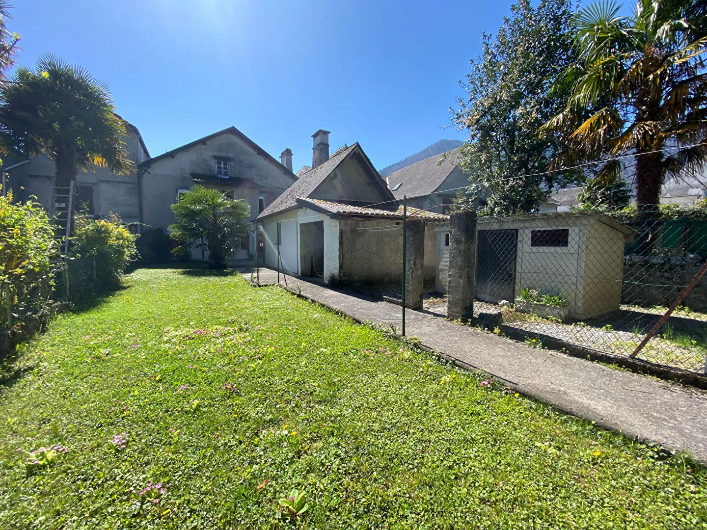 Maison de ville authentique à Izeste avec jardin et vue sur espace vert 