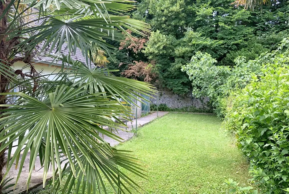 Maison de ville authentique à Izeste avec jardin et vue sur espace vert 