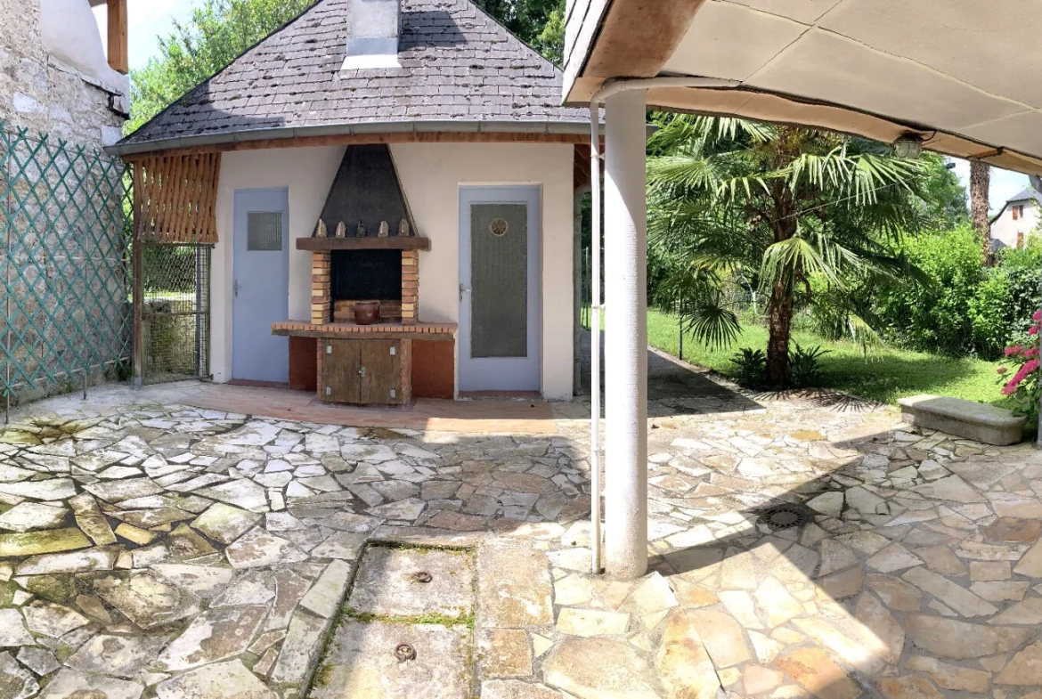 Maison de ville authentique à Izeste avec jardin et vue sur espace vert 
