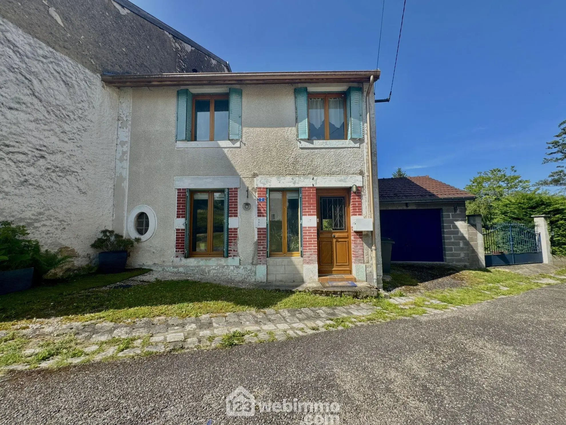 Maison 138 m² à Lacroix-sur-Meuse avec jardin, garage et proximité commerces 