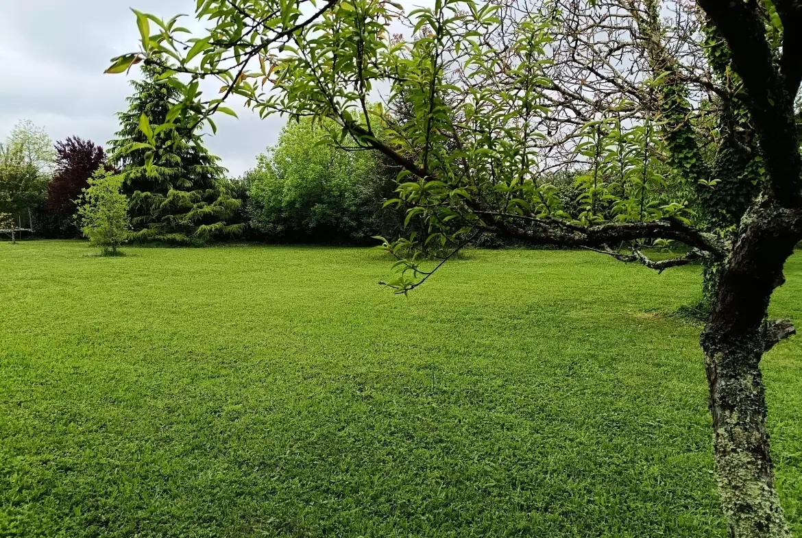 Parcelle de 1800 m² à Bergerac Est, terrain viabilisé à vendre 