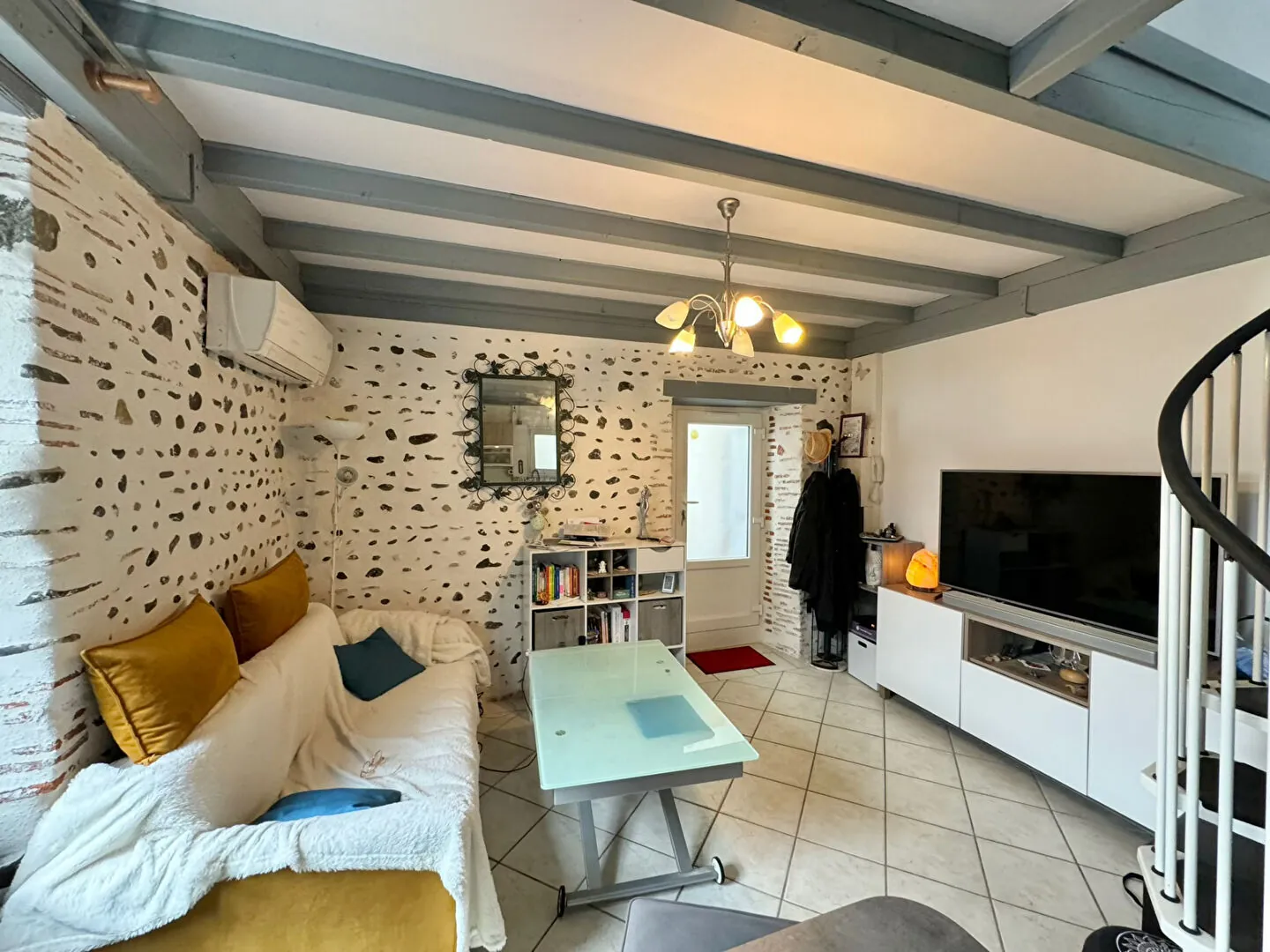 Appartement T2 bis avec terrasse à Artix, parking privé, proche commodités 