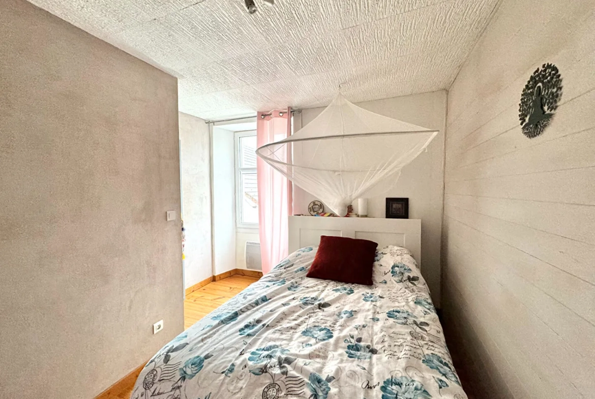 Appartement T2 bis avec terrasse à Artix, parking privé, proche commodités 